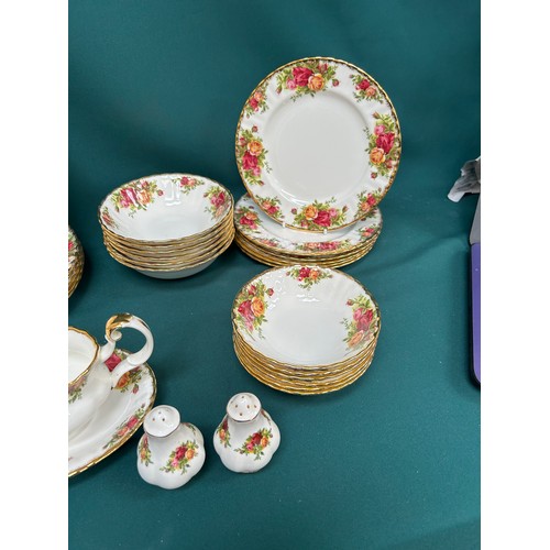 220 - Royal Albert Old Country Roses dinner service comprising 6 x dinner plates, 6 x tea plates, 6 x side... 