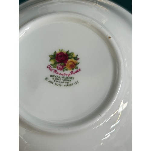 220 - Royal Albert Old Country Roses dinner service comprising 6 x dinner plates, 6 x tea plates, 6 x side... 