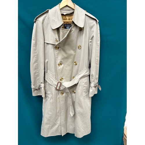 341 - A lovely quality vintage classic Gents Burberry shooting coat / long trench coat, pale fawn colour, ... 