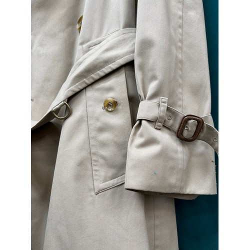 341 - A lovely quality vintage classic Gents Burberry shooting coat / long trench coat, pale fawn colour, ... 