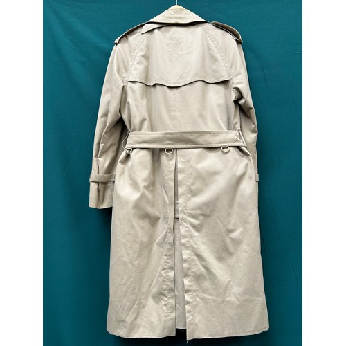 341 - A lovely quality vintage classic Gents Burberry shooting coat / long trench coat, pale fawn colour, ... 