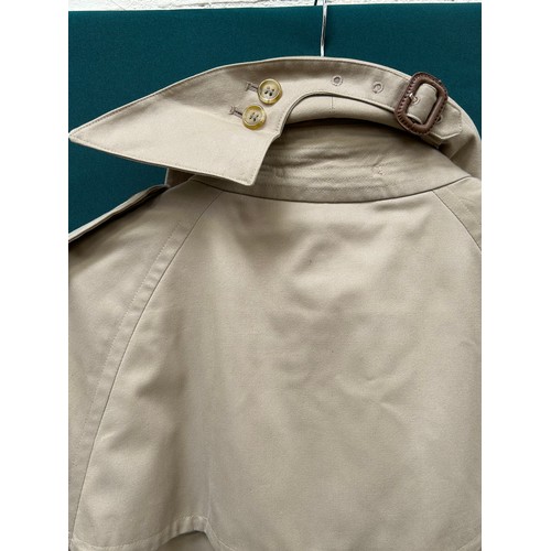 341 - A lovely quality vintage classic Gents Burberry shooting coat / long trench coat, pale fawn colour, ... 