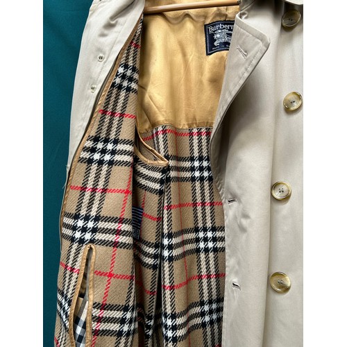 341 - A lovely quality vintage classic Gents Burberry shooting coat / long trench coat, pale fawn colour, ... 