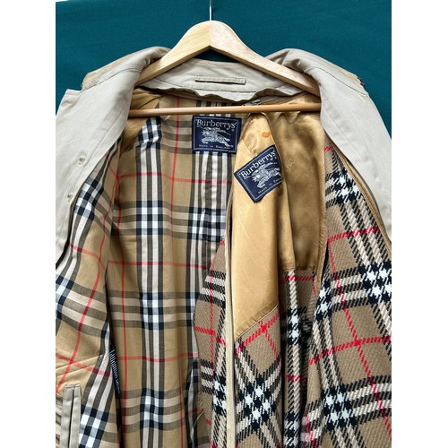 341 - A lovely quality vintage classic Gents Burberry shooting coat / long trench coat, pale fawn colour, ... 