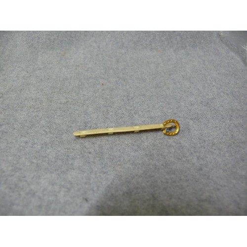 36 - A LOVELY 9ct GOLD STICK PIN WITH HORSE SHOE AND BLUE STONE WITH A TIE BACKING PIECE TO HOLD IT BEHIN... 