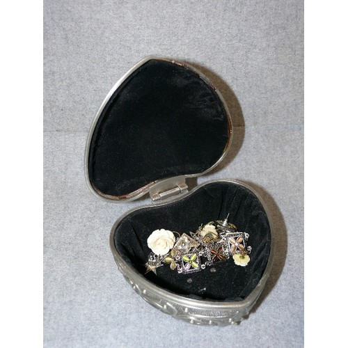 75 - A DECORATIVE HEART SHAPED TRINKET POT WITH CONTENTS OF COSTUME JEWELLERY