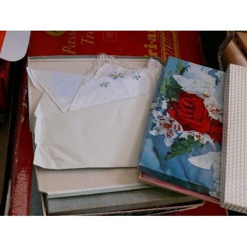 305 - A SELECTION OF VINTAGE BOXED HANDKERCHIEFS