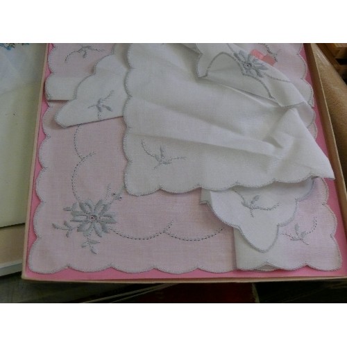 305 - A SELECTION OF VINTAGE BOXED HANDKERCHIEFS