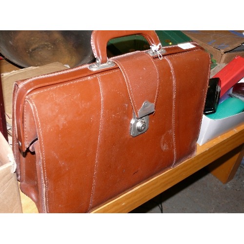 342 - A VINTAGE BROWN LEATHER BRIEFCASE