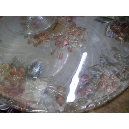 410 - A COLLECTION OF GLASS AND CRYSTAL CAKE PLATE, VASE ETC