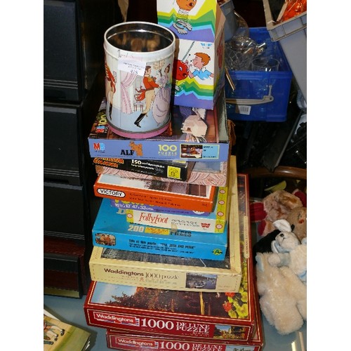 418 - PILE OF JIGSAWS AND GAMES. INCLUDES WOODEN STAUNTON CHESS SET, BOMMY SPRING TOY WITH BOX, 1000 PIECE... 