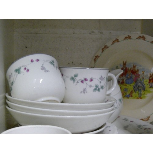 443 - A PRETTY PART TEA SET WITH TEAPOT 