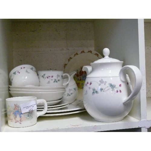 443 - A PRETTY PART TEA SET WITH TEAPOT 