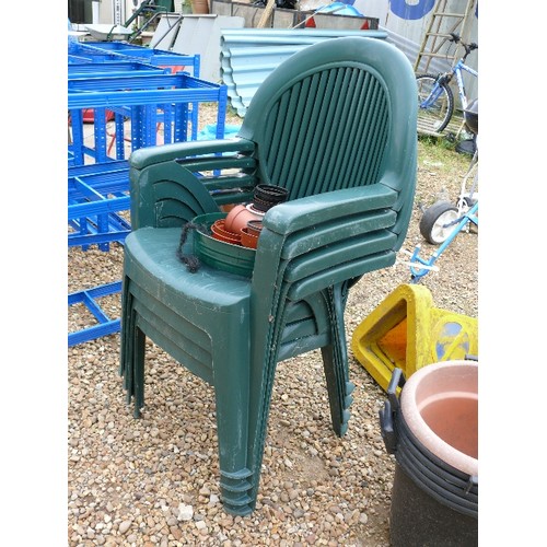 468 - 4 X GREEN PLASTIC GARDEN CHAIRS AND PLASTIC PLANT POTS & GARDEN RIDDLER