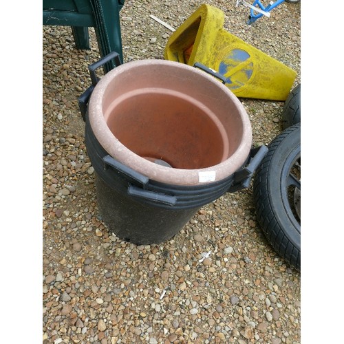 469 - 4 X LARGE PLASTIC TUBS / PLANTERS & A TERRACOTTA COLOUR PLASTIC PLANTER