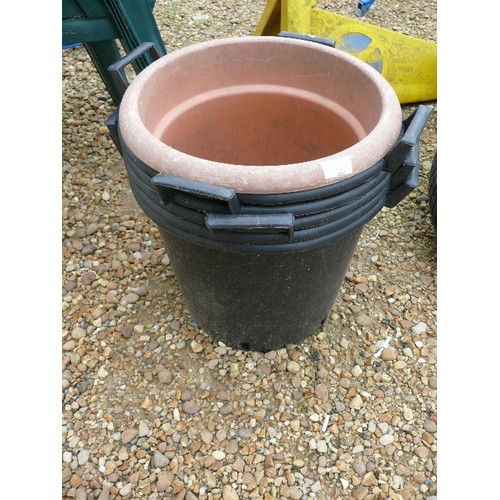 469 - 4 X LARGE PLASTIC TUBS / PLANTERS & A TERRACOTTA COLOUR PLASTIC PLANTER