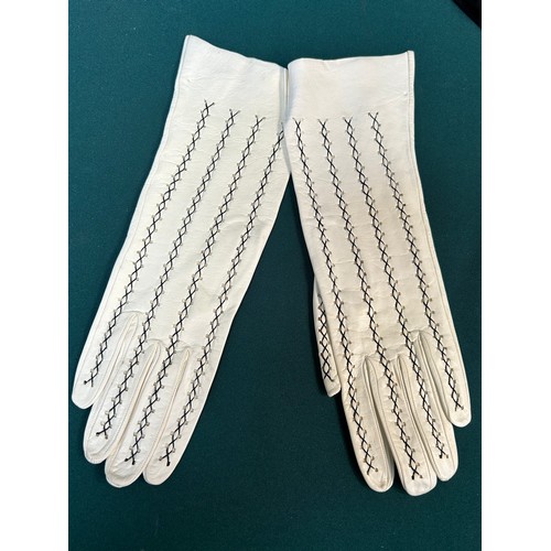 343 - A beautiful pair of 1950's ladies kid leather gloves with embroidered detail by Capretto Lavabile It... 