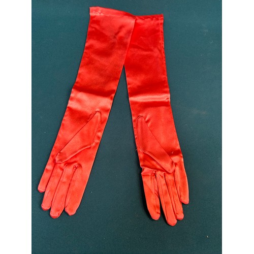 343 - A beautiful pair of 1950's ladies kid leather gloves with embroidered detail by Capretto Lavabile It... 