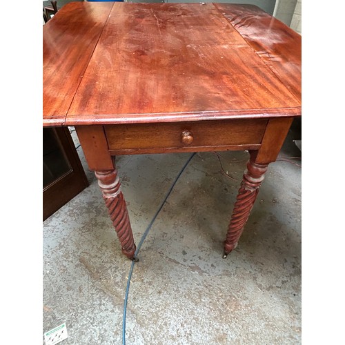 433 - A William IV mahogany Pembroke Table with spiral turned legs, on original brass castors, drawer to o... 