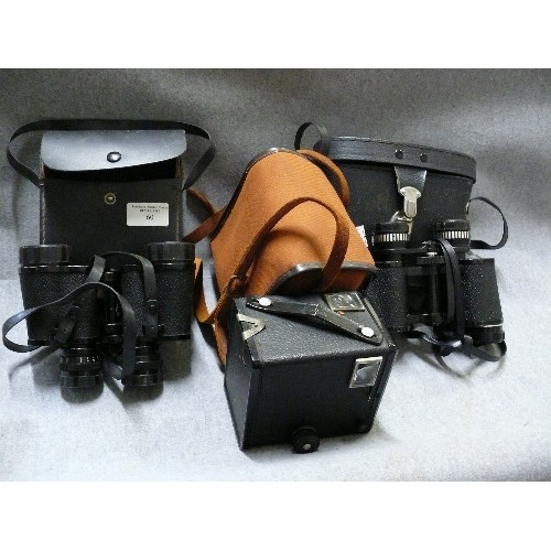 60 - KODAK BROWNIE MODEL 1,  IN IT'S CASE, PAIR OF BOOTS PACER  BINOCULARS 8 X 30mm, FIELD VIEW  131m at ... 