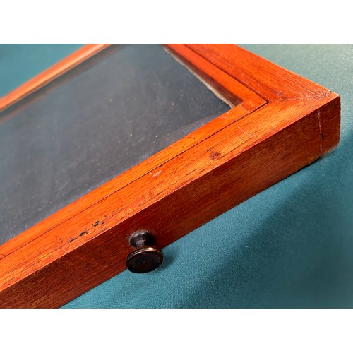 461 - A vintage mahogany slimline display case with a glass sliding top - ideal for jewellery and small co... 