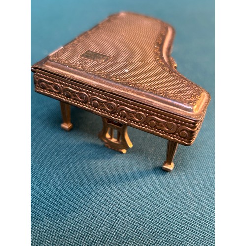 55 - A 1940's Pygmalion Powder Mirror Compact in gilt metal in the form of a Grand Piano, the legs of the... 
