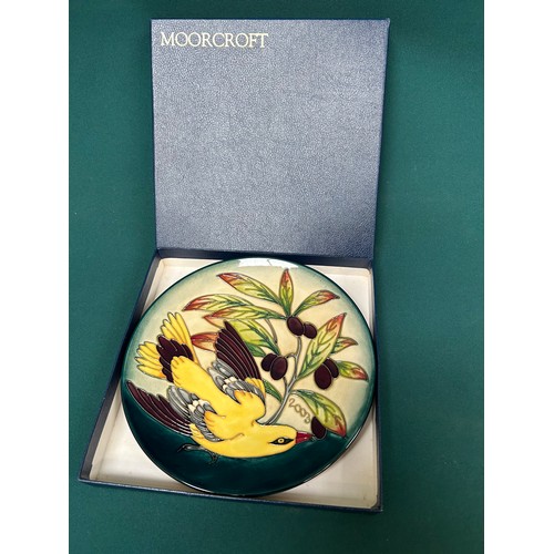 9 - A Moorcroft Limited Edition 311/750 plate for the year 2003, depicting the Golden Oriole bird - 23cm... 