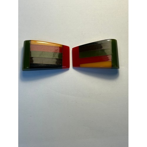 114 - Original 1930's Art Deco jewellery including a good pair of polychrome bakelite dress clips, a black... 