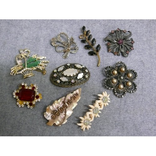 45 - 9 X VINTAGE BROOCHES, SOME EARLY 20TH CENTURY INCLUDING ONE WITH AMETHYST COLOUR STONES, ANOTHER PRE... 