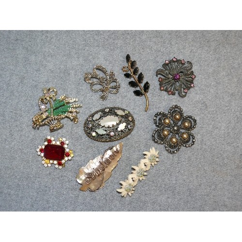 45 - 9 X VINTAGE BROOCHES, SOME EARLY 20TH CENTURY INCLUDING ONE WITH AMETHYST COLOUR STONES, ANOTHER PRE... 