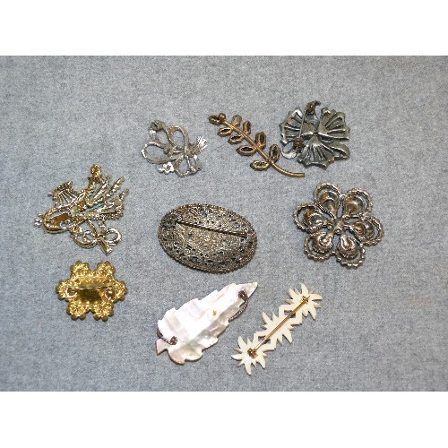 45 - 9 X VINTAGE BROOCHES, SOME EARLY 20TH CENTURY INCLUDING ONE WITH AMETHYST COLOUR STONES, ANOTHER PRE... 