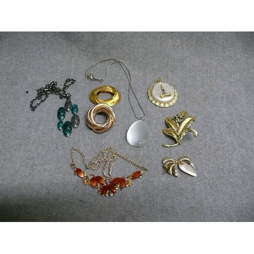 51 - SELECTION OF COSTUME JEWELLERY FROM THE LATE 20TH CENTURY INCLUDING 4 BROOCHES  (THE LARGE LEAF MARK... 