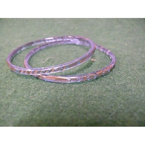 50 - A PAIR OF EARLY TO MID 20TH CENTURY CZECH GLASS BANGLES WITH ENGRAVED GEOMETRIC PATTERNS COLOURED WI... 