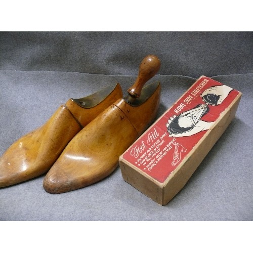 61 - VINTAGE HOME SHOE STRETCHER IN BOX, AND A PAIR OF VINTAGE SHOE LASTS