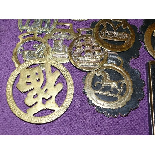 63 - SELECTION OF HORSE BRASSES TO INCLUDE ELIZABETH II SILVER JUBILEE