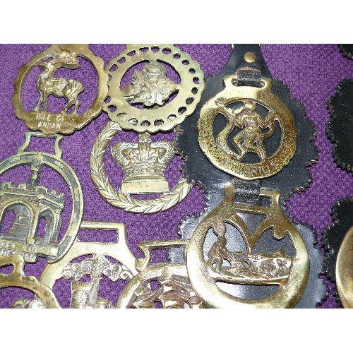 63 - SELECTION OF HORSE BRASSES TO INCLUDE ELIZABETH II SILVER JUBILEE