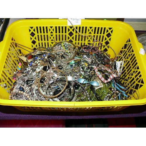 134 - A LARGE BASKET OF VARIOUS COSTUME JEWELLERY