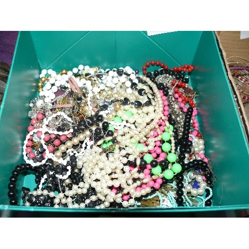 145 - A NICE SELECTION OF VARIOUS COSTUME JEWELLERY NECKLACES