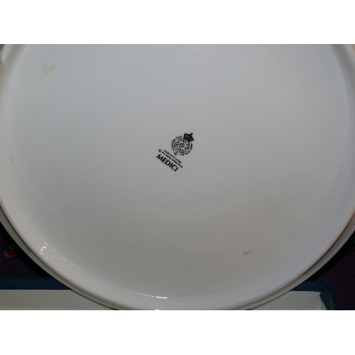 287 - A BOXED ROYAL WORCESTER CAKE PLATE AND SLICE