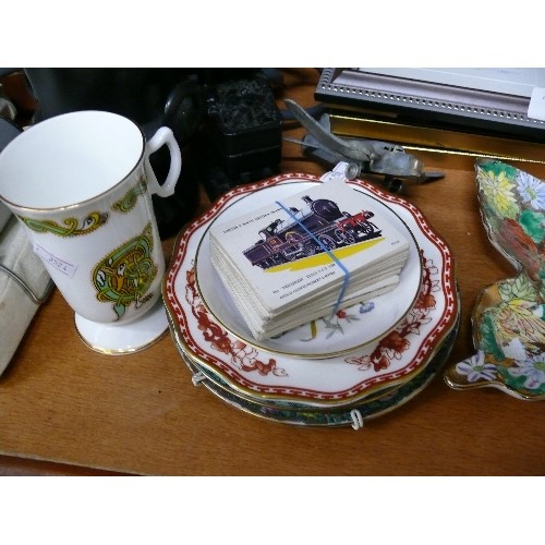 291 - A MIXED SELECTION OF COLLECTABLE ITEMS TO INCLUDE 1950'S ORIENTAL PRINT OF HORSES, LOTS OF VARIOUS P... 