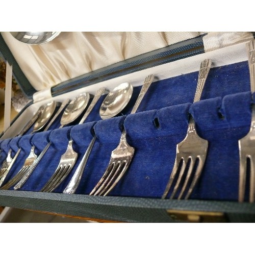 292 - A BOXED PART SET OF CUTLERY