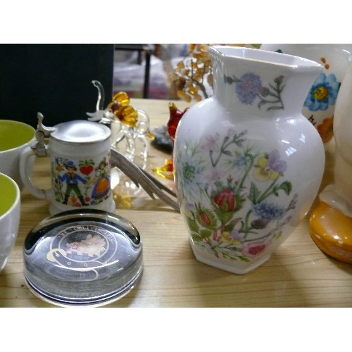 293 - A SELECTION OF DECORATIVE CHINA AND GLASSWARE TO INCLUDE A CLOWN MONEY BOX, GLASS ELEPHANT, AYNSLEY ... 