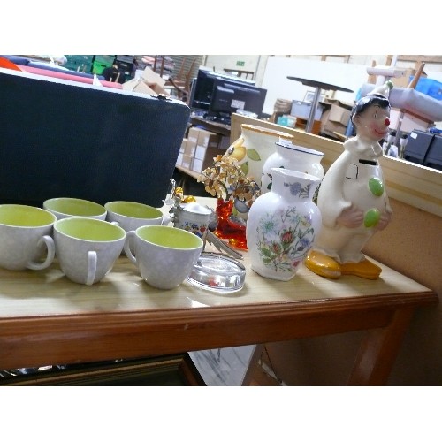 293 - A SELECTION OF DECORATIVE CHINA AND GLASSWARE TO INCLUDE A CLOWN MONEY BOX, GLASS ELEPHANT, AYNSLEY ... 