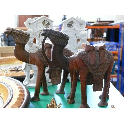 295A - A COLLECTION OF DECORATIVE ITEMS TO INCLUDE A PAIR OF GERMAN FLATBACKS, A PAIR OF WOODEN CAMELS AND ... 