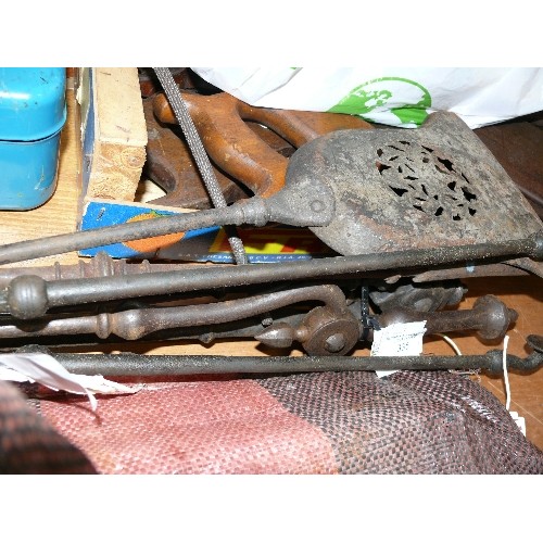 335 - AN OLD BRASS FIRESIDE SET AND OTHER FIRESIDE TOOLS 2 X TONGS AND 2 X SHOVELS