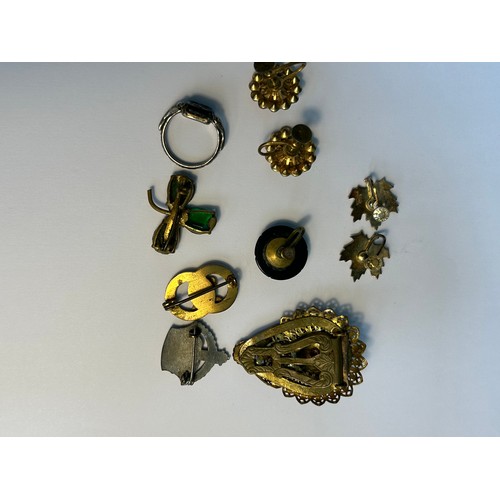 73 - Vintage costume jewellery including pair sterling silver gilt maple leaf earrings (screw), pair came... 