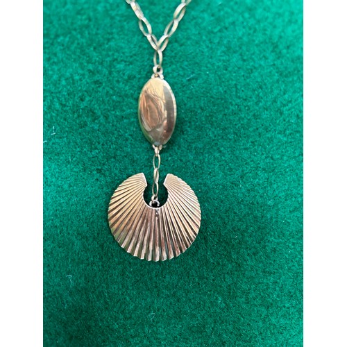 90 - A 9ct gold Egyptian style shell shape & oval necklace - 7.6 grams