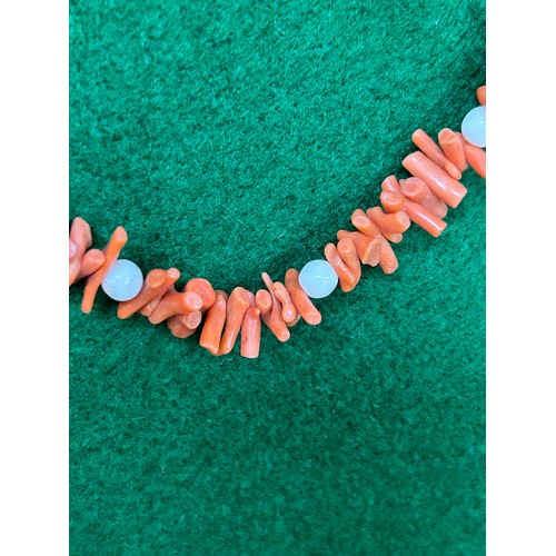 51 - A vintage red and white coral necklace with barrel clasp - 40cm