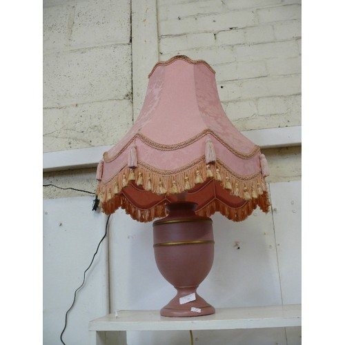 70 - LOVELY DUSKY PINK TABLE LAMP WITH SCALLOPED & TASSELLED SHADE.