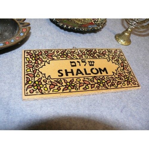 81 - COLLECTION OF 7 X SMALL JEWISH DEVOTIONAL ITEMS, INCLUDES MENORAH CANDLE, SHALOM WALL PLAQUE, TINY S... 